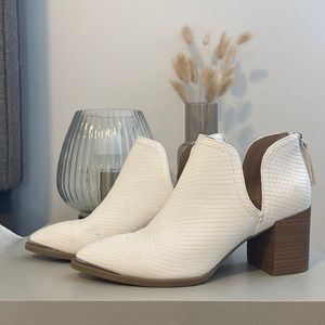 Women’s Apt 9 white heeled ankle boots